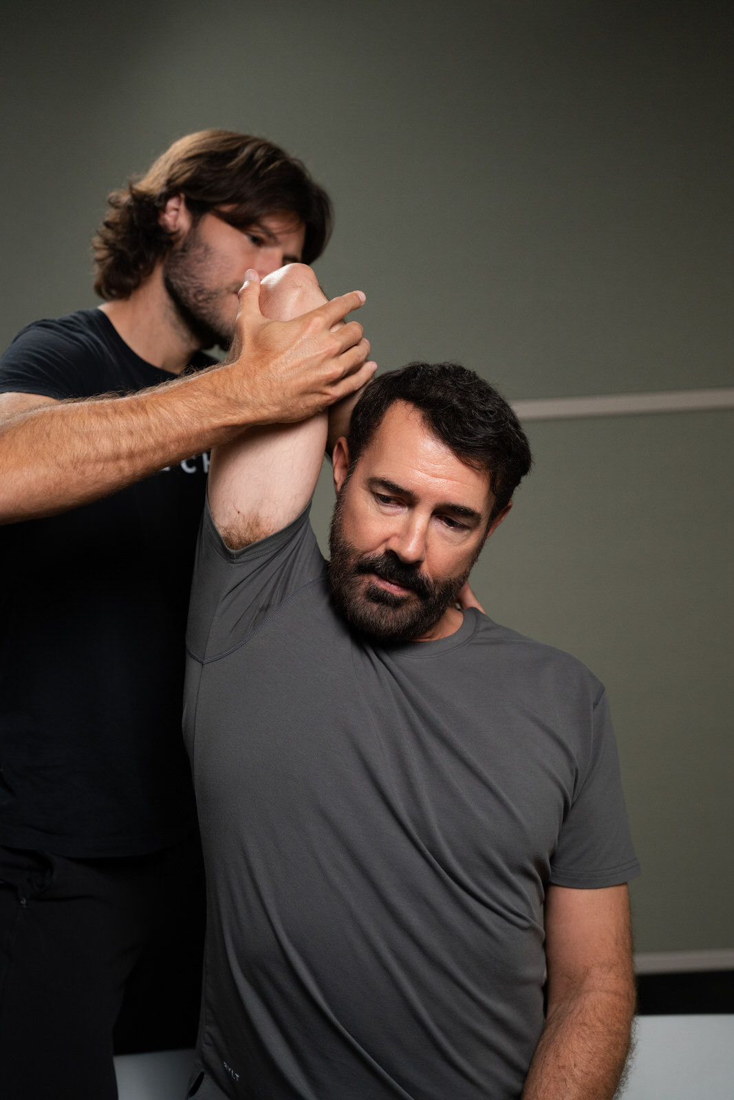 A Stretch*r releasing a client&rsquo;s neck and shoulder