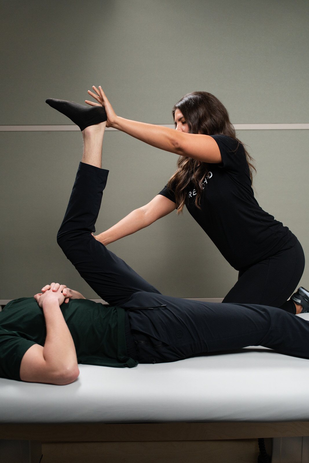 A Stretch*r guiding a one-on-one assisted stretch